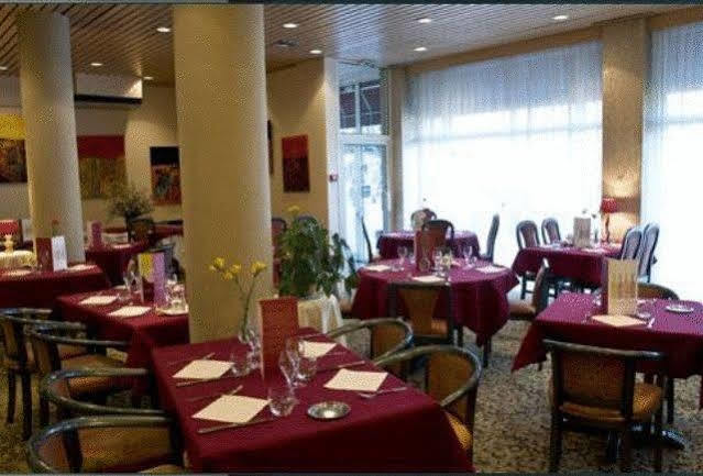 Hotel Restaurant L'Amandois Saint-Amand-Montrond Exterior photo